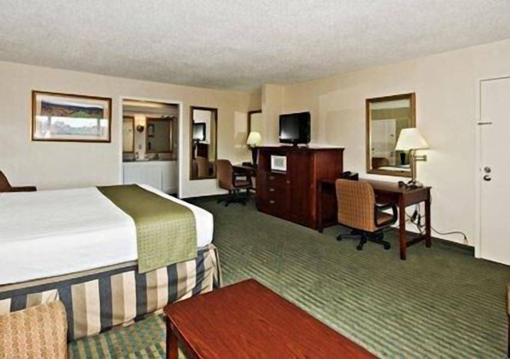 Clarion Inn Fredericksburg Bagian luar foto