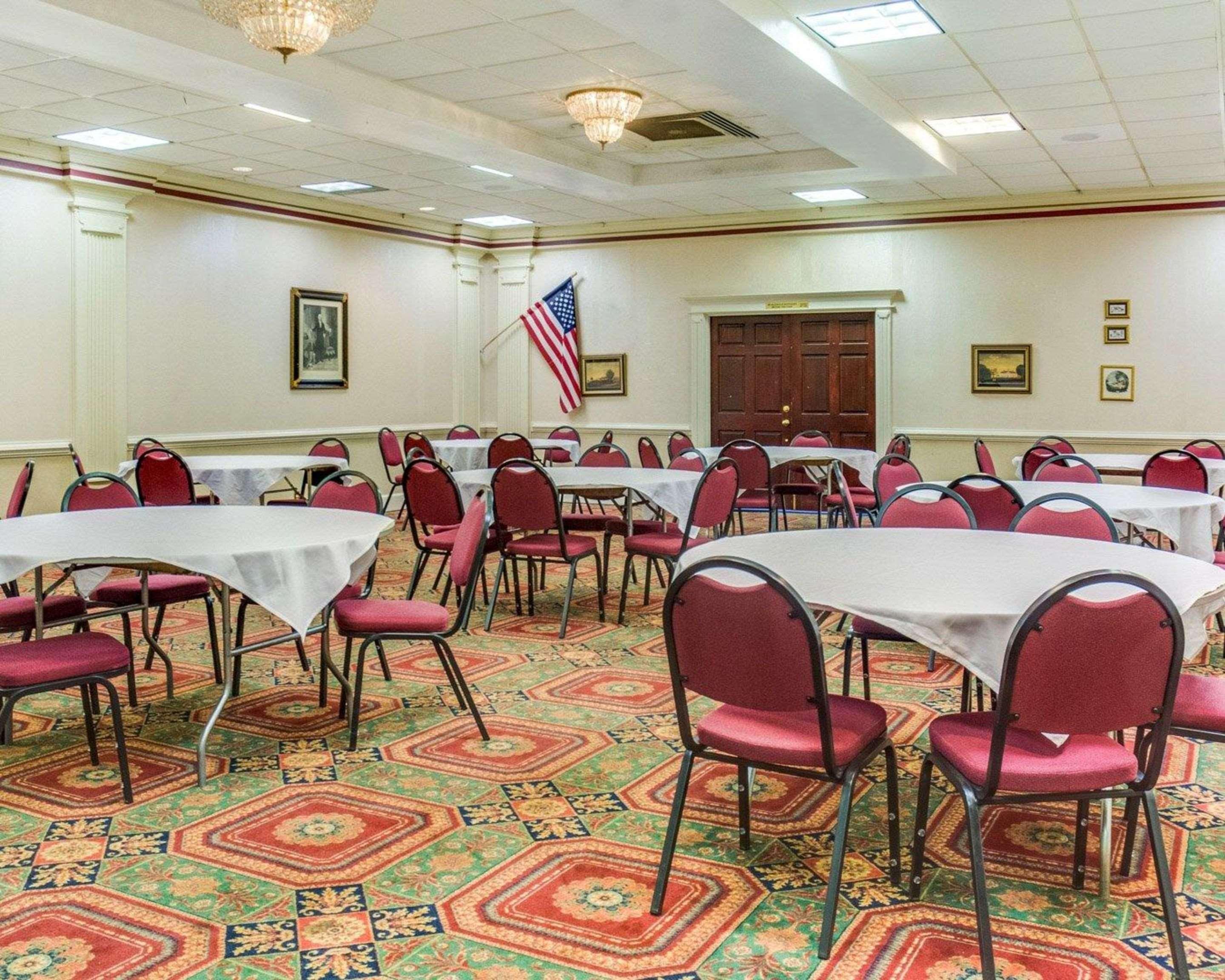 Clarion Inn Fredericksburg Bagian luar foto