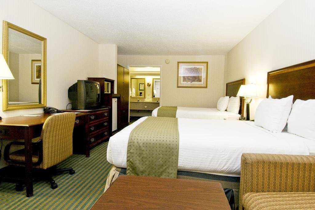 Clarion Inn Fredericksburg Bagian luar foto