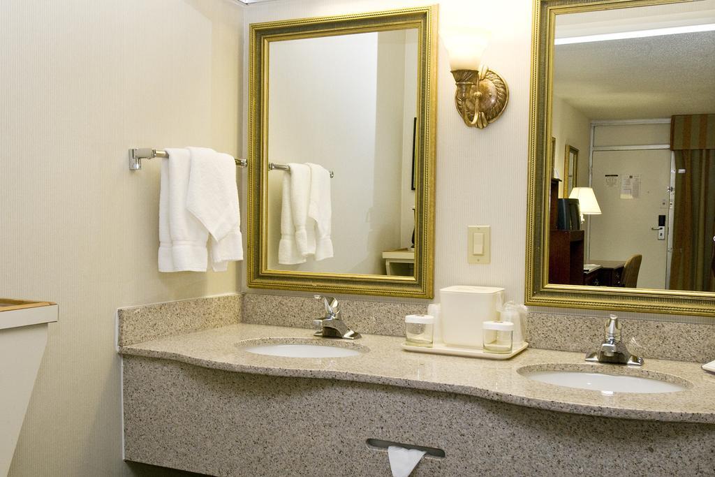 Clarion Inn Fredericksburg Bagian luar foto