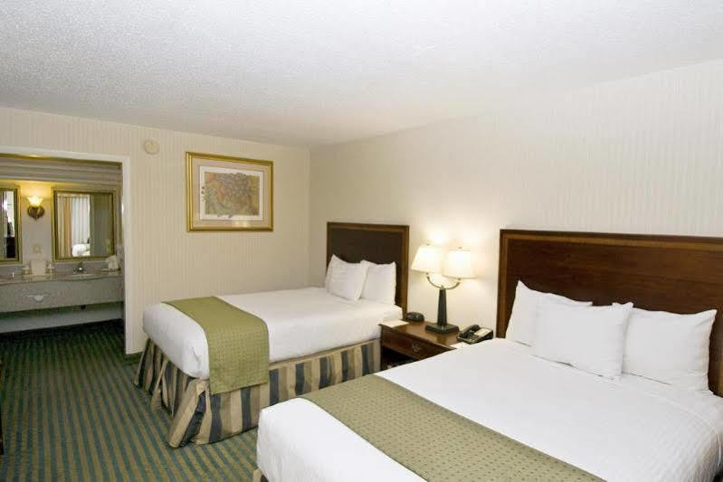 Clarion Inn Fredericksburg Bagian luar foto