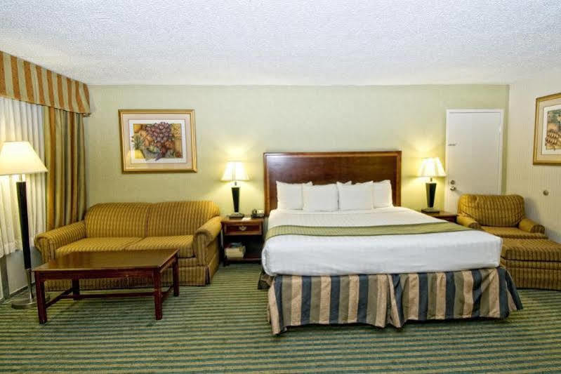 Clarion Inn Fredericksburg Bagian luar foto