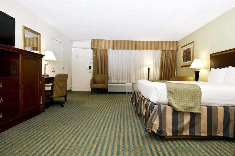 Clarion Inn Fredericksburg Bagian luar foto